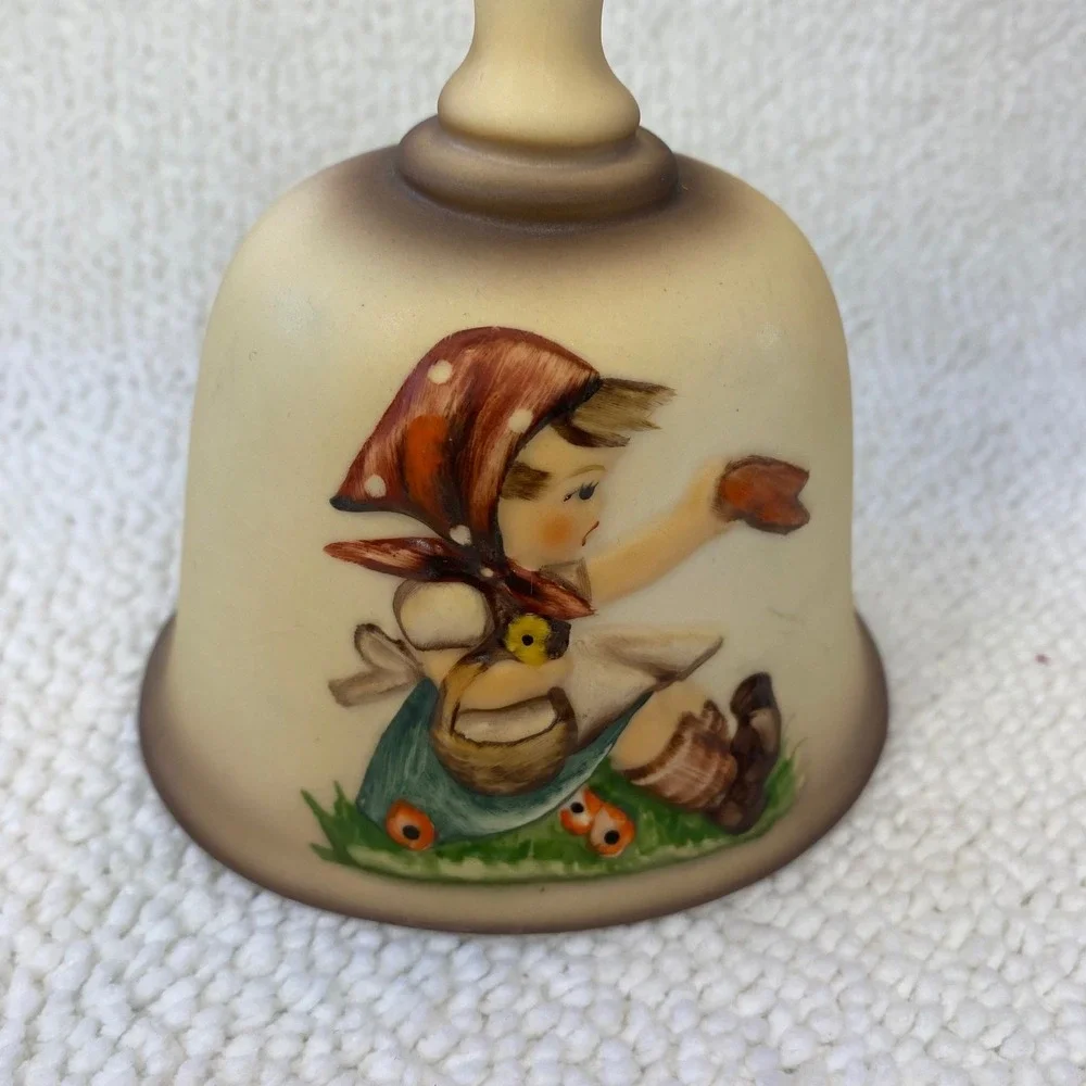 Goebel W Germany 1979 Second Edition Annual Bell‎ Hum 701 Handcrafted Girl Bird
